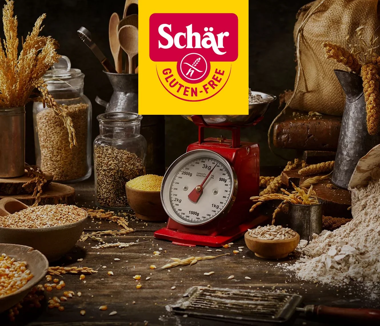 Una scena di cucina rustica con cereali in vasetti, una bilancia rossa e farina su un tavolo di legno, mostrando ingredienti senza glutine